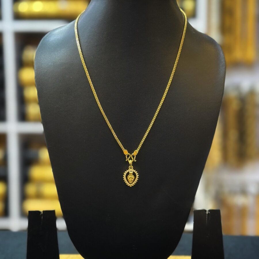 Gold plated 18inches chain with Diamond lookalike Thali(0062)