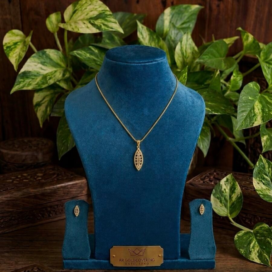 Gold plated Diamond lookalike pendant set with 18inches box chain(00319)